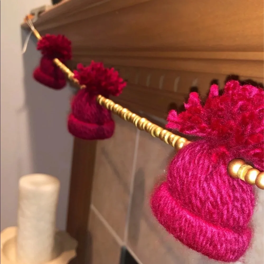 Garland decoration, red mini hats and gold beads